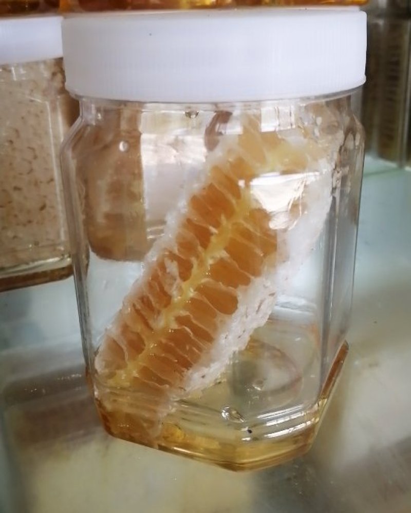 蜂巢蜜，滋补营养新鲜每瓶250克，口味纯正。人工切割灌装