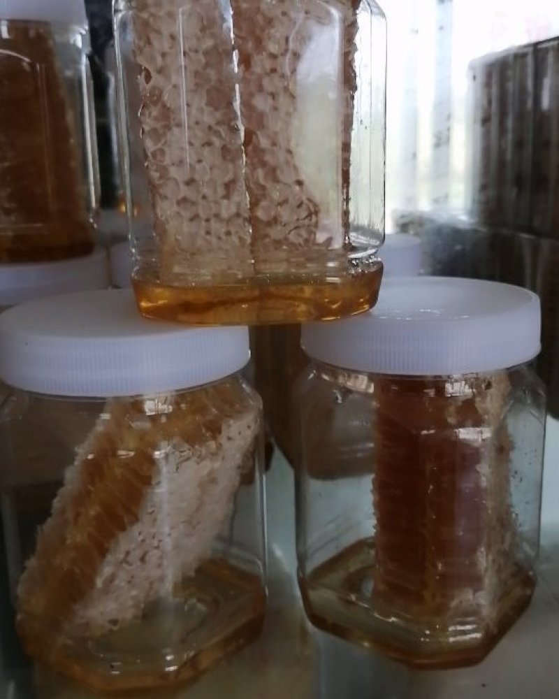 蜂巢蜜，滋补营养新鲜每瓶250克，口味纯正。人工切割灌装