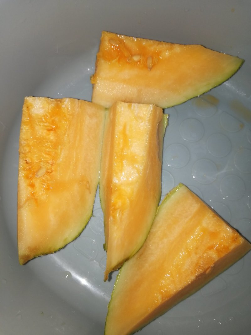 海南产地哈密瓜大量上市。货源充足，品质好。