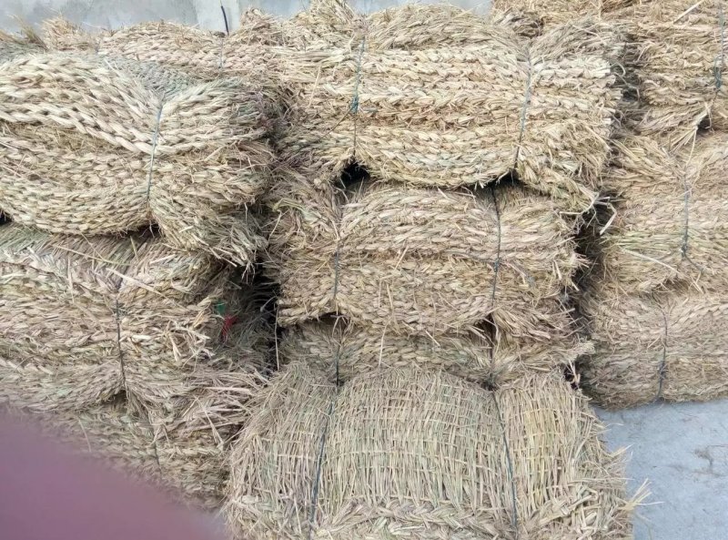临沂草袋厂家直销草帘子草袋草包草垫子麻袋草绳草袋沙袋