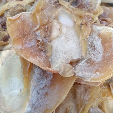 小墨鱼干微咸的干度九成，一斤十头左右，颜色好