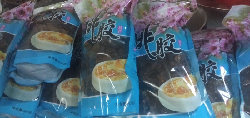 桃胶植物桃山桃树皮中分泌出来的树脂又名桃油