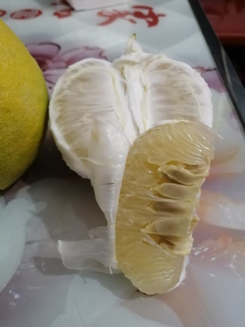 精品百年老树香柚特级沙田柚，水份足糖份高，味甜如蜜。