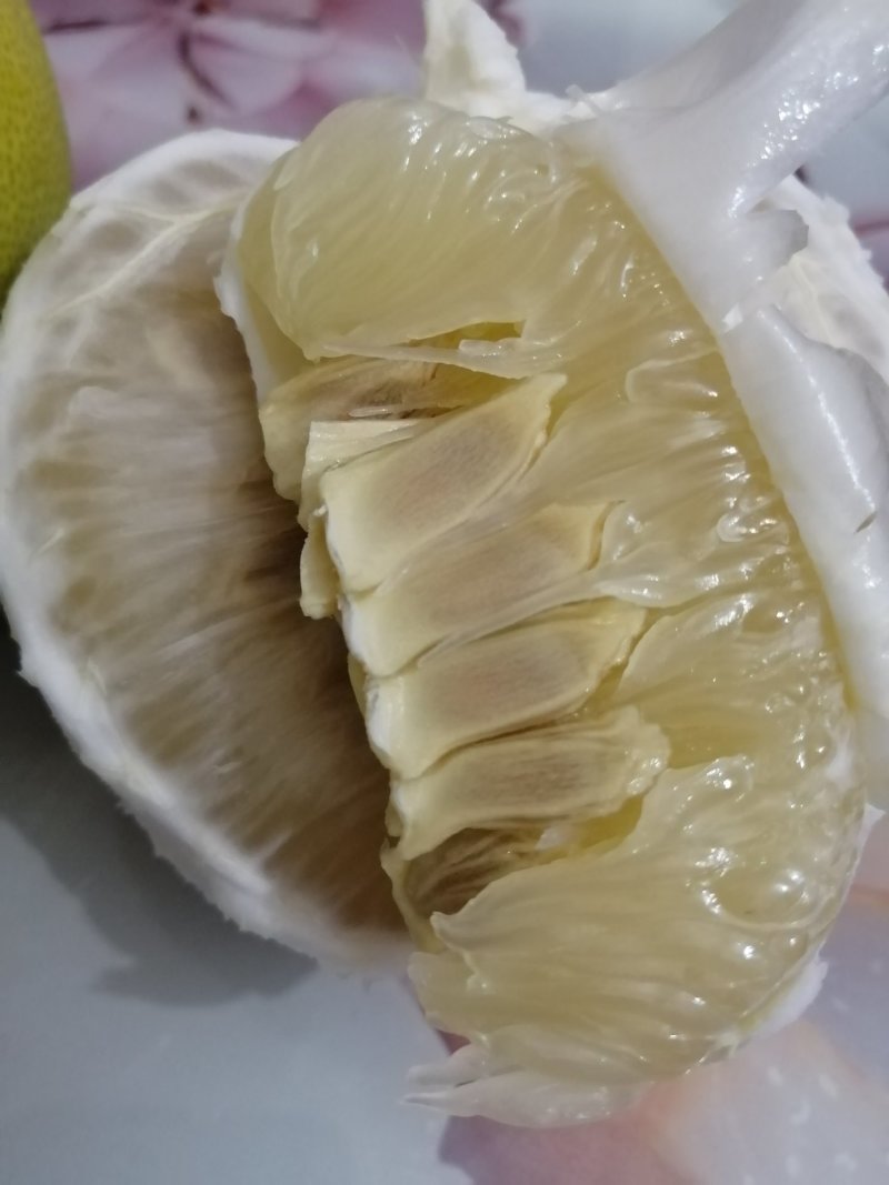精品百年老树香柚特级沙田柚，水份足糖份高，味甜如蜜。
