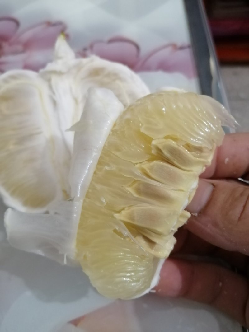 精品百年老树香柚特级沙田柚，水份足糖份高，味甜如蜜。