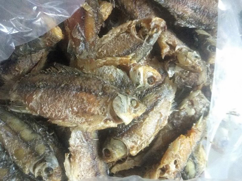 鲫鱼，油炸小鲫鱼，干净卫生。