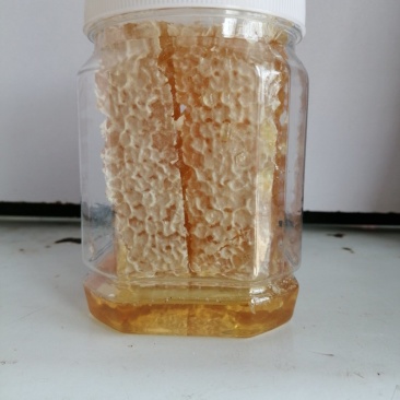 蜂巢蜜，滋补营养新鲜每瓶250克，口味纯正。人工切割灌装