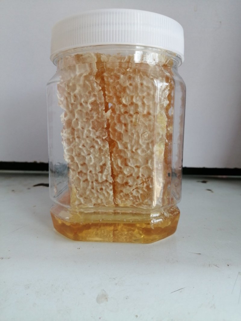 蜂巢蜜，滋补营养新鲜每瓶250克，口味纯正。人工切割灌装