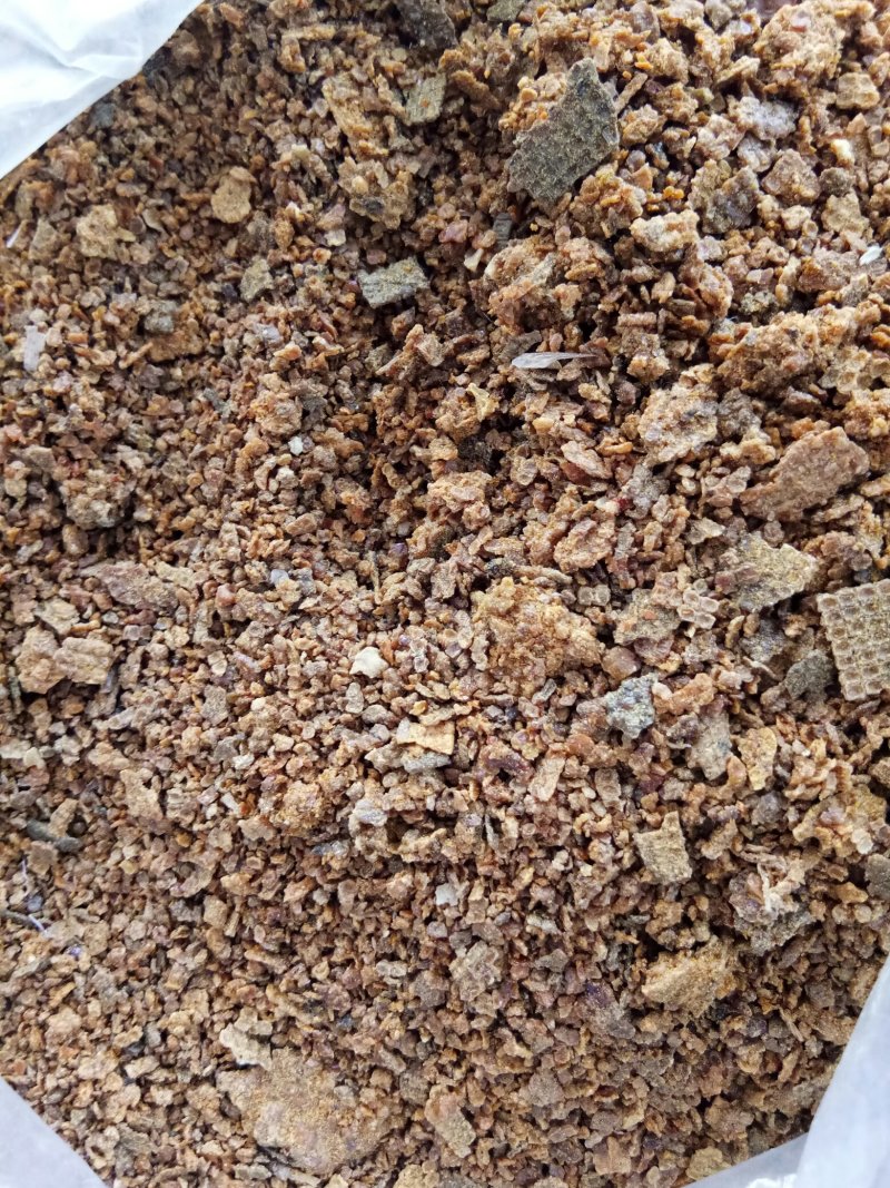 自己家养殖纯蜂胶，有两种，原始胶和提纯的胶，