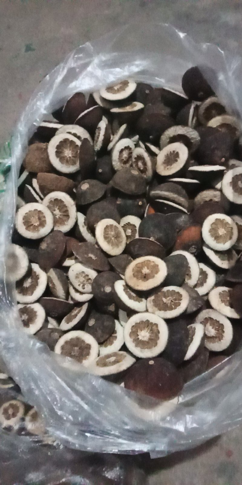 枳实对半，枳实用的纯橙子切的对半，哂干的本色白净。