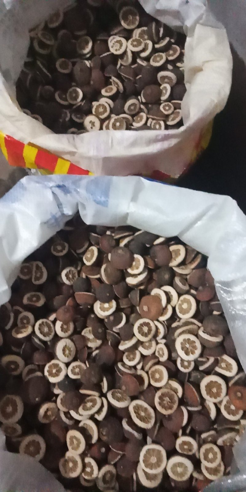 枳实对半，枳实用的纯橙子切的对半，哂干的本色白净。