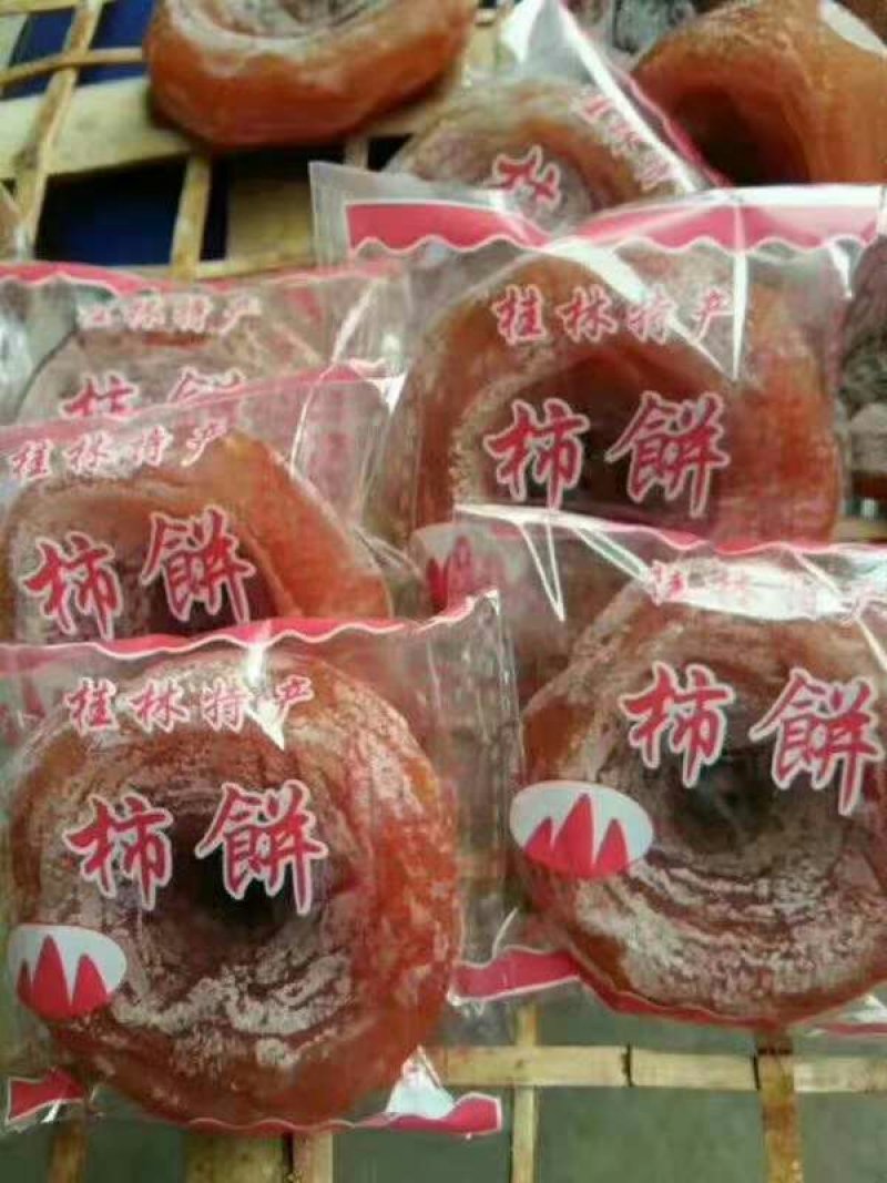 恭城柿饼，好吃又甜，肉又细滑，是所有人爱吃甜食的好食品。