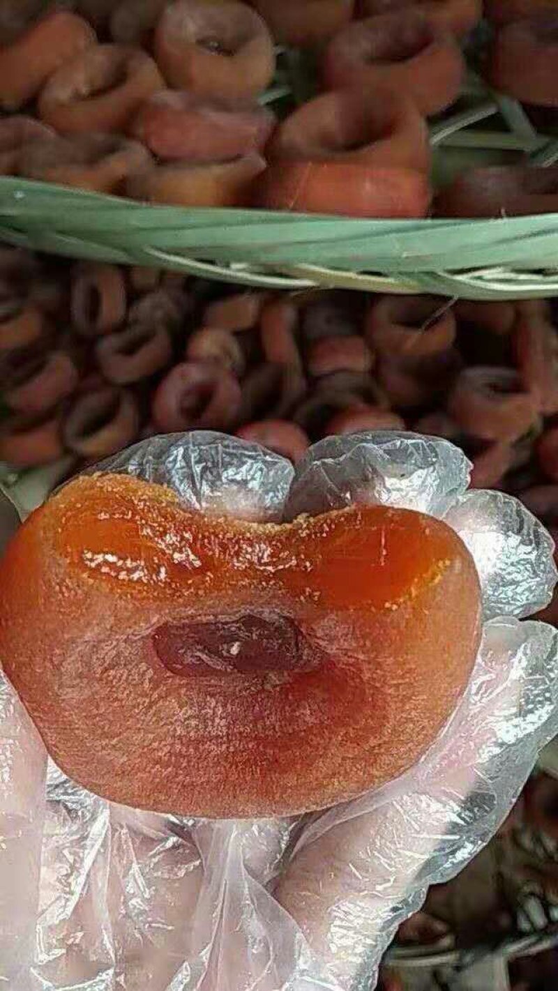 恭城柿饼，好吃又甜，肉又细滑，是所有人爱吃甜食的好食品。