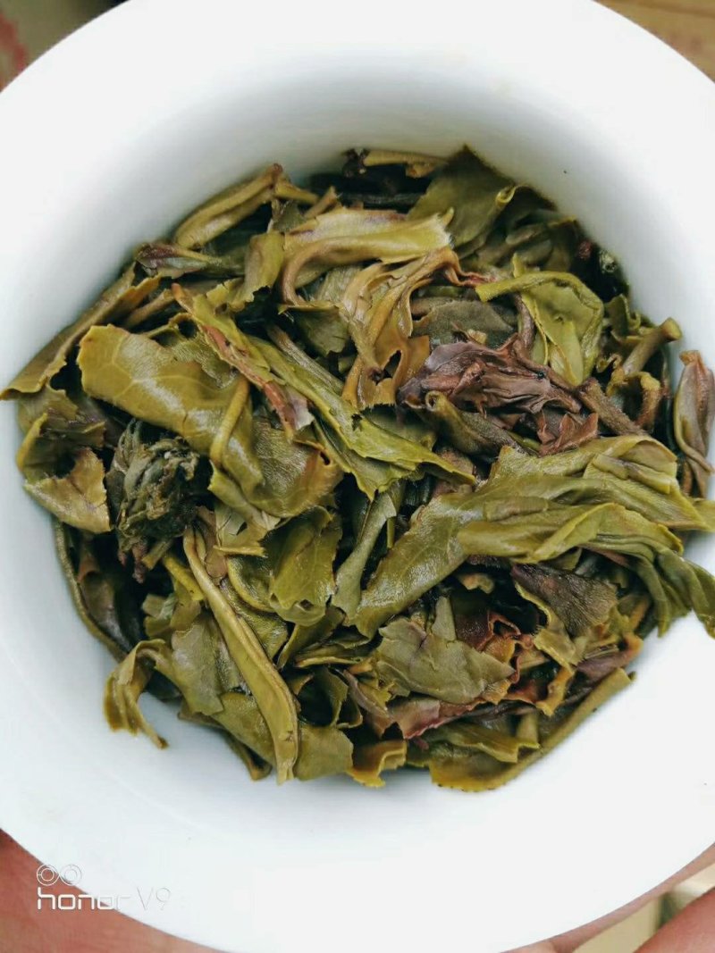 霸王青饼班章生态古茶18年勐海易武正山古树茶普洱茶生茶