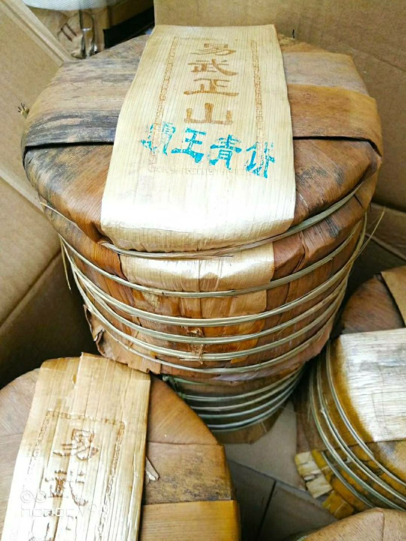 霸王青饼班章生态古茶18年勐海易武正山古树茶普洱茶生茶