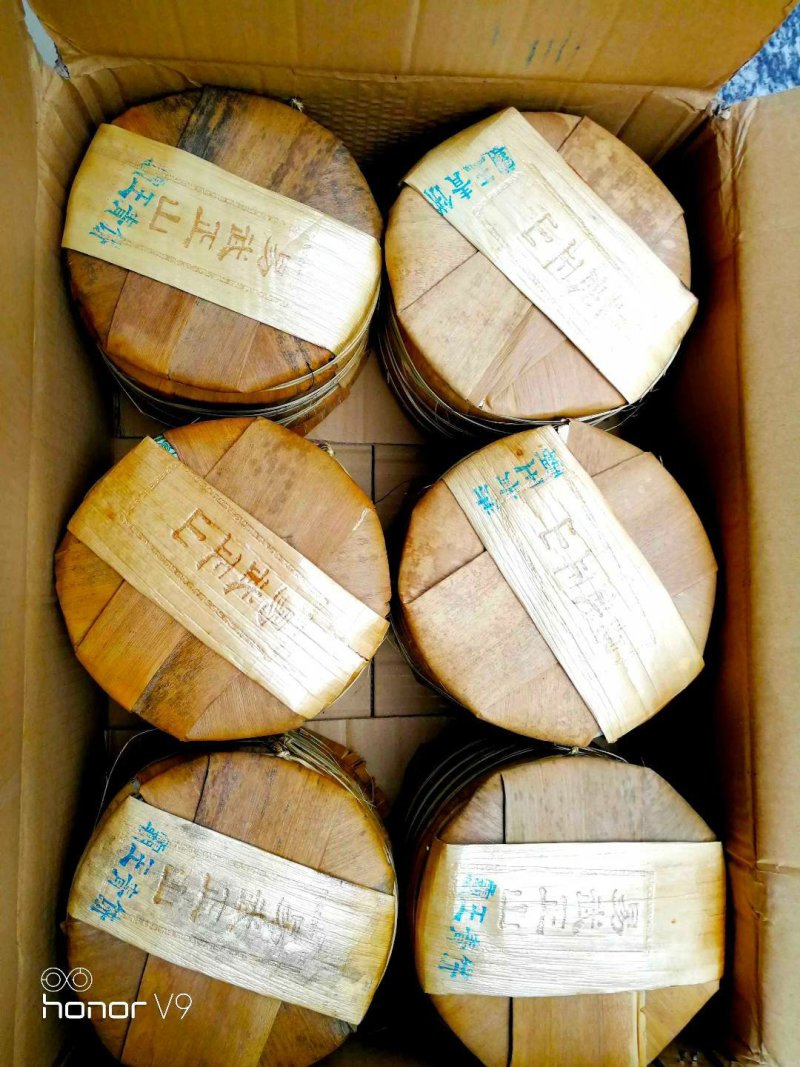 霸王青饼班章生态古茶18年勐海易武正山古树茶普洱茶生茶