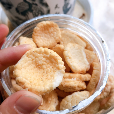 爆款美味香酥椒盐味年糕片桶装