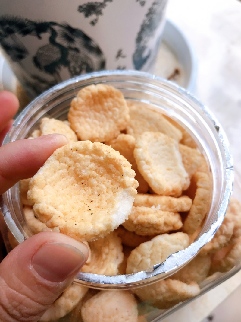 爆款美味香酥椒盐味年糕片桶装