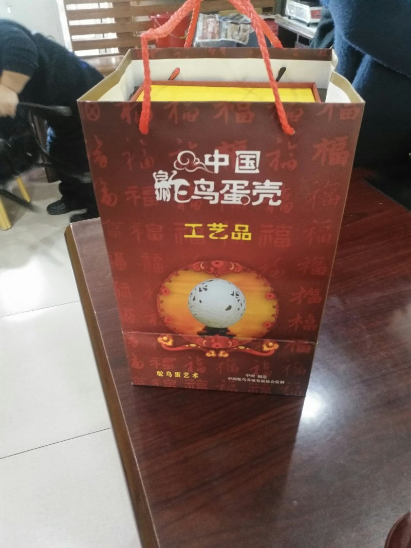 鸵鸟蛋牧场天天现产蛋直供2颗起拍鸵鸟蛋雕礼盒