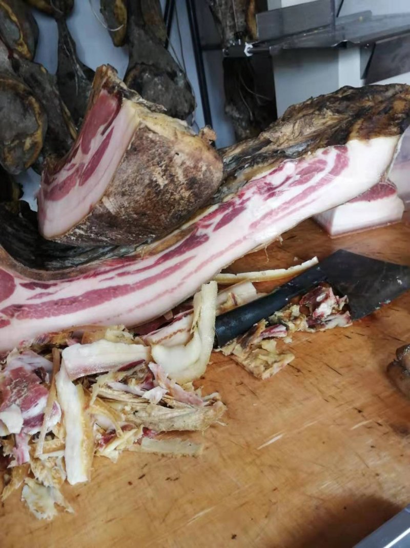 腊肉高山土猪，正宗农家烟熏土猪熏得很黑，越黑越正，