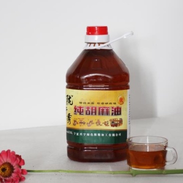 传统工艺加工胡麻油，石磨胡麻油