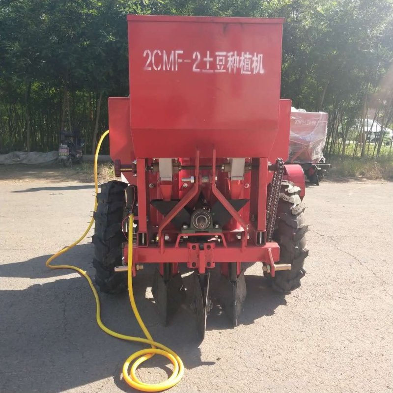 大型拖拉机带土豆种植机，马铃薯种植机地蛋播种机