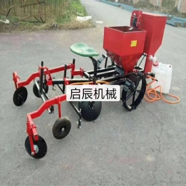 大型拖拉机带土豆种植机，马铃薯种植机地蛋播种机