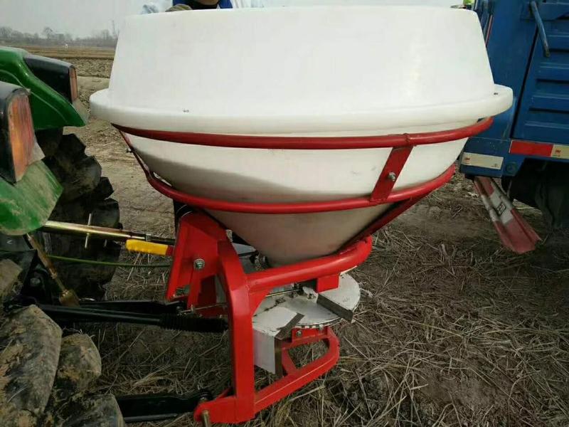 撒肥机撒石灰机四轮拖拉机带塑料桶撒肥机颗粒撒肥机