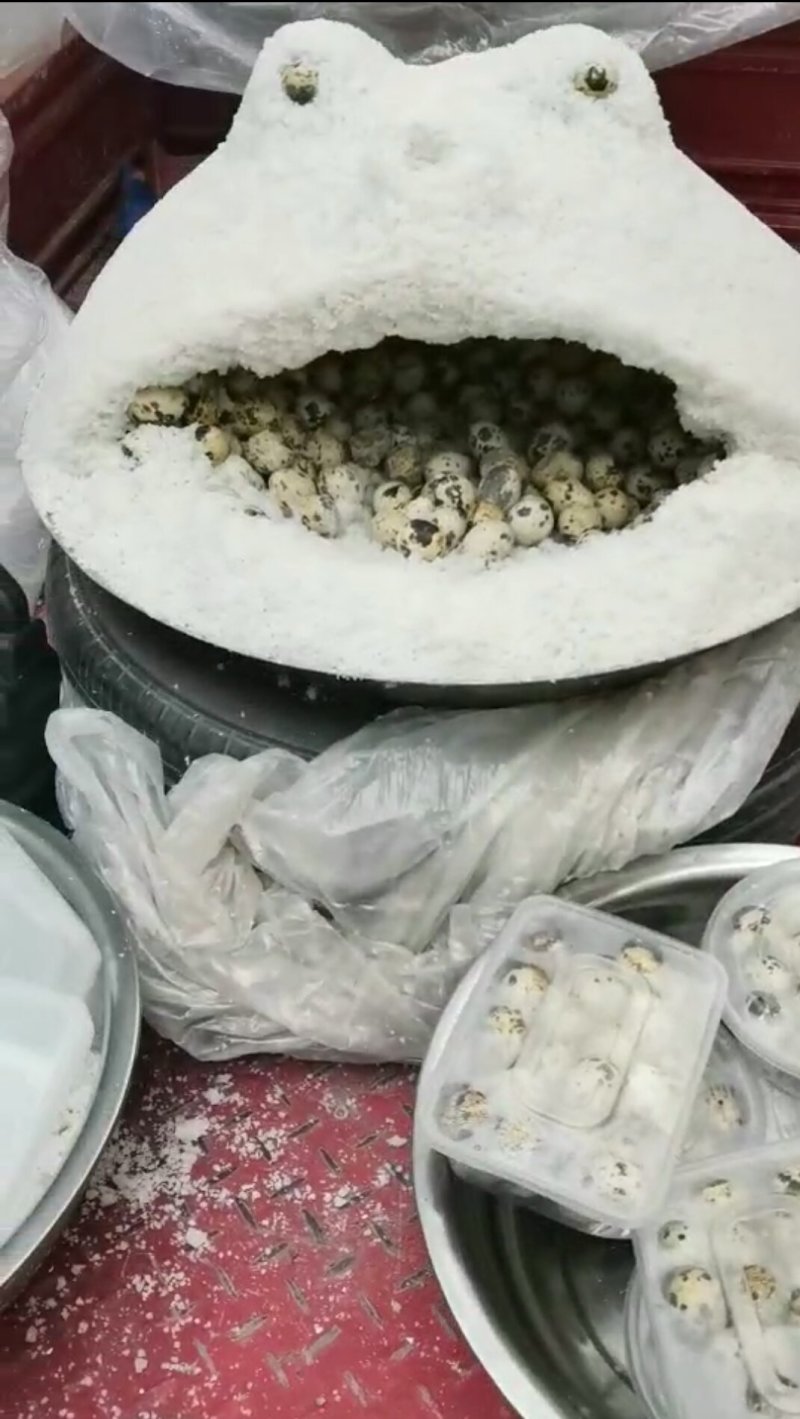 盐焗鹌鹑蛋新鲜美味采用各种中草药盐焗而成，营养丰富易吸收