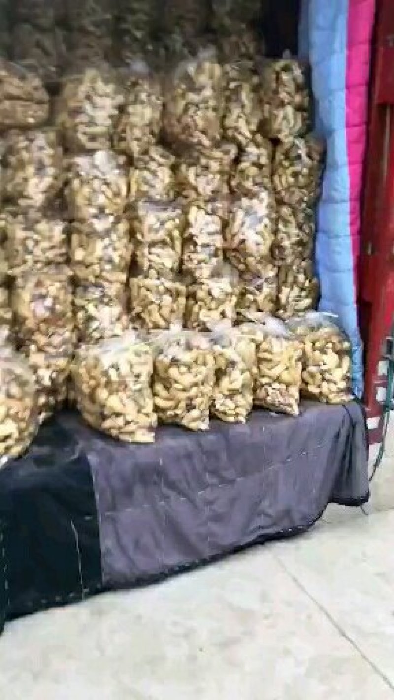 山东产地批发水洗大黄姜，口味辛辣，色泽明亮，量大从优