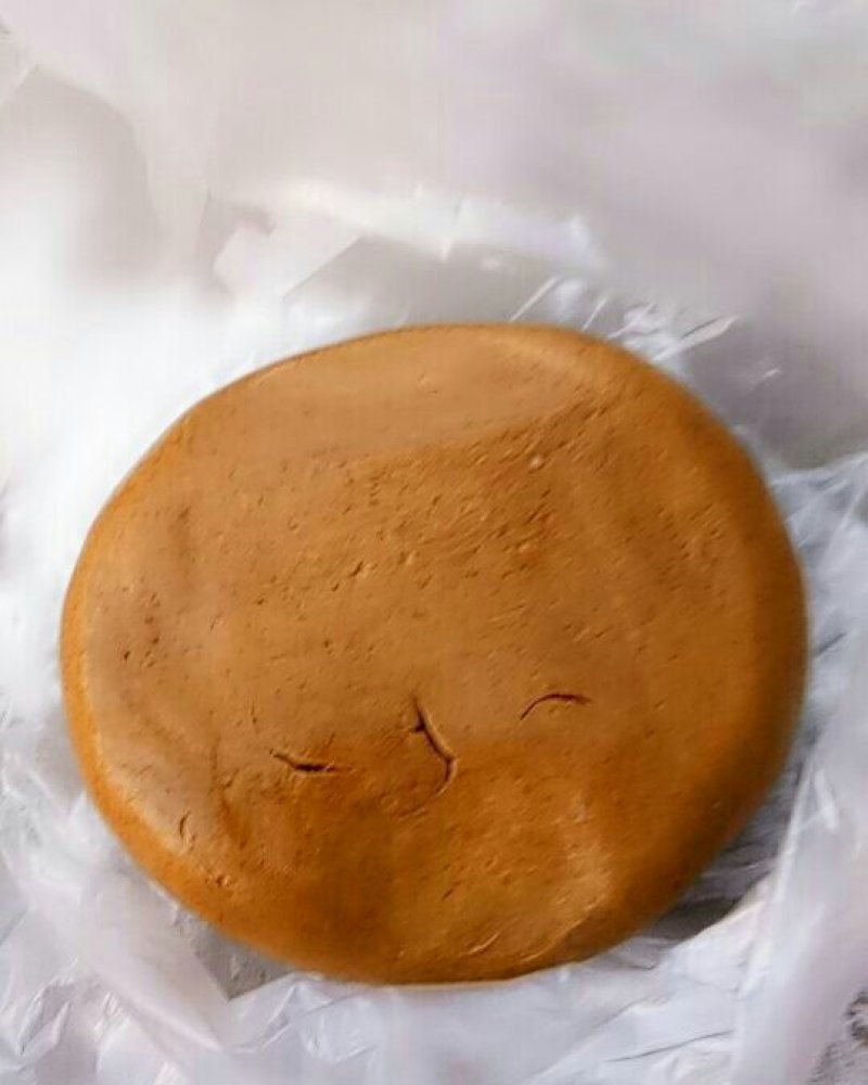 自己家养殖纯蜂胶，有两种，原始胶和提纯的胶，