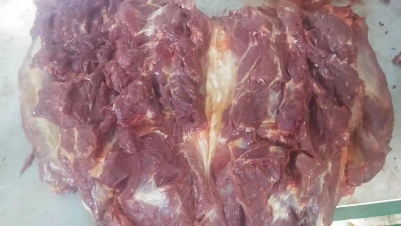 精品脖子精修去油，肉块整齐无碎肉，颜色新鲜！