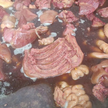 老汤驴肉，每天现宰鲜驴肉老汤卤制，口味纯正！
