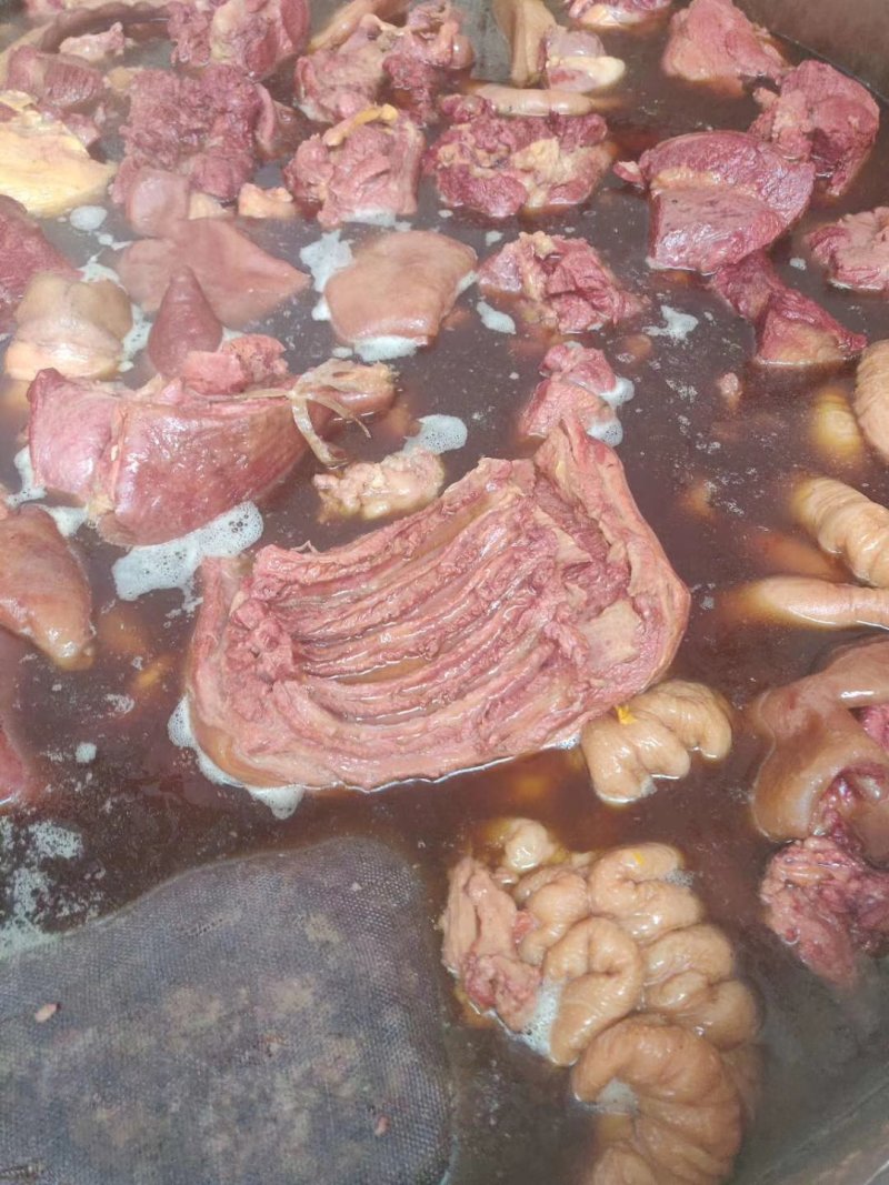老汤驴肉，每天现宰鲜驴肉老汤卤制，口味纯正！
