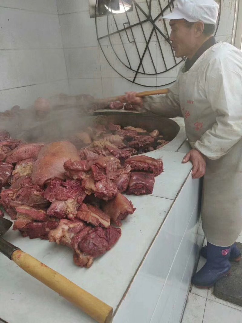老汤驴肉，每天现宰鲜驴肉老汤卤制，口味纯正！