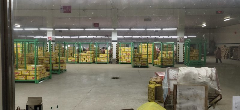 栖霞纸加膜苹果加工打下来的高次果三级苹果。通货一二级都有