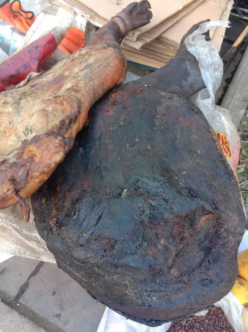 腊肉高山土猪，正宗农家烟熏土猪熏得很黑，越黑越正，
