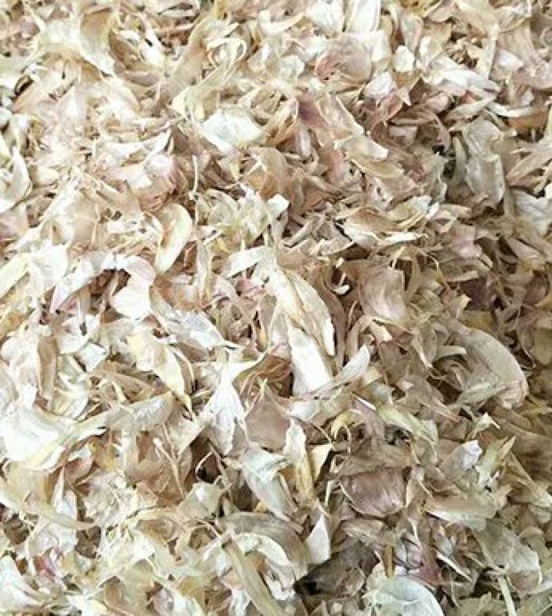 供应喂牛羊兔植物性饲料大蒜皮压块降低养殖成本白色大蒜内皮