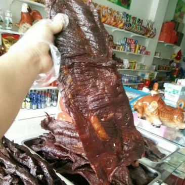 店主自制现烤大片牛肉干