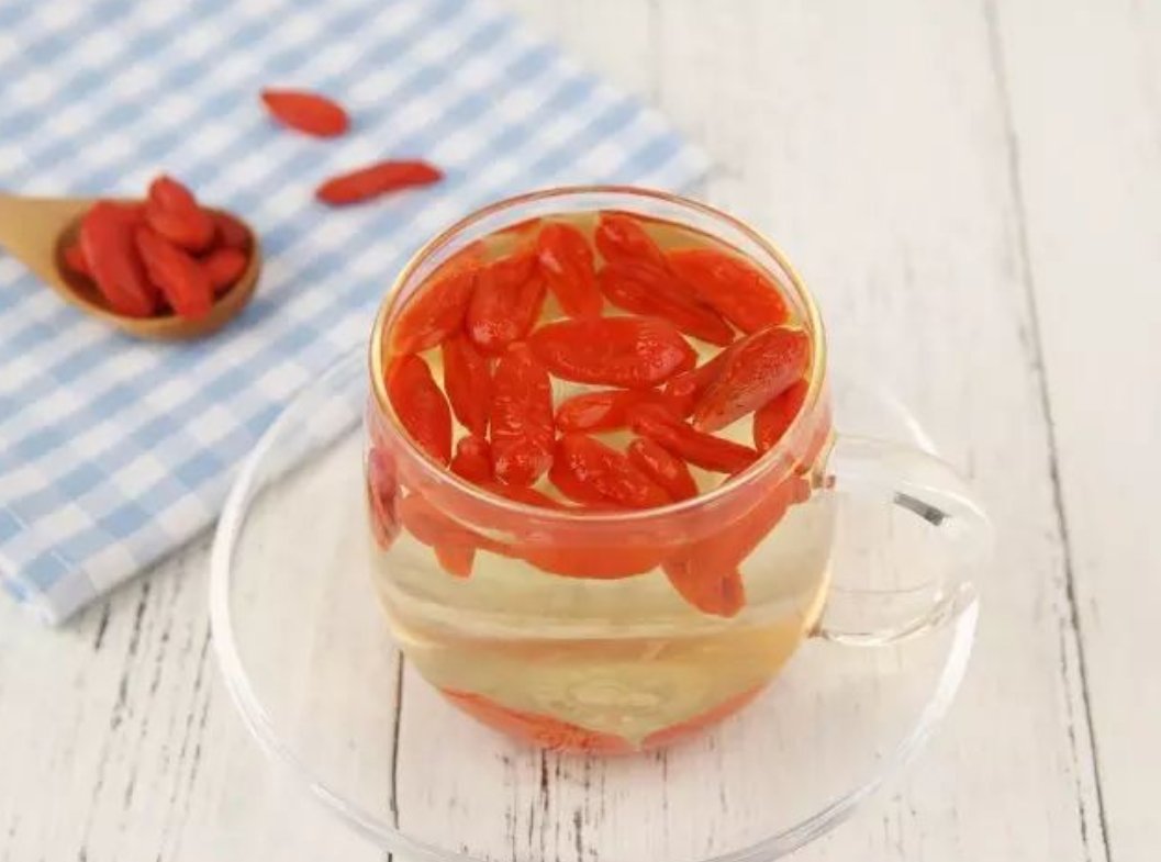 枸杞泡水前后对比图