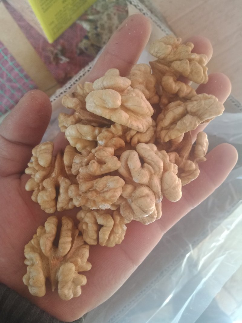 核桃仁，今年新鲜的，原色，原味儿，自然没加工
