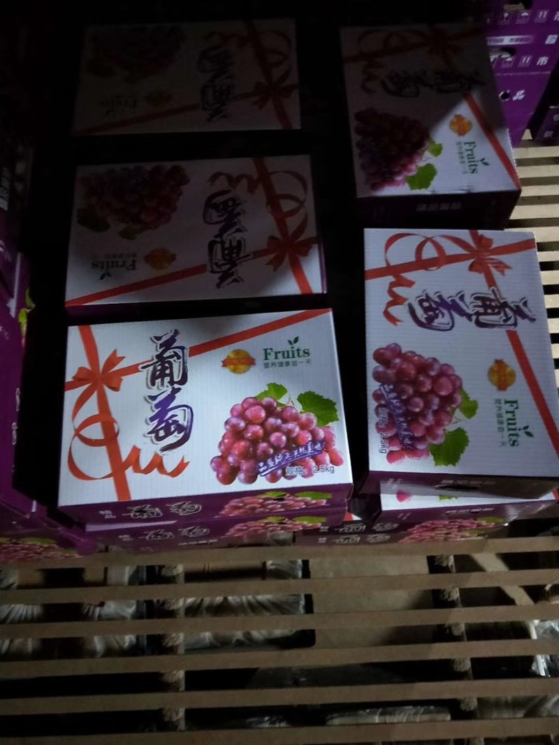 净品巨峰葡萄，粒大，甜，口感清爽，颜色好，产地直销，每天