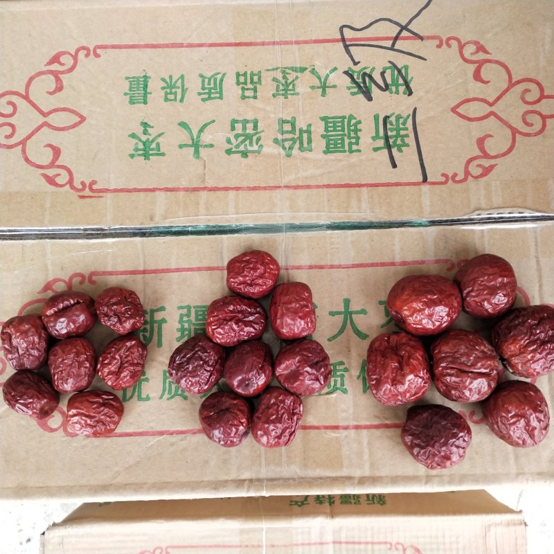 哈密大枣还有一吨多，马上过年亏钱处理了，全拿9元