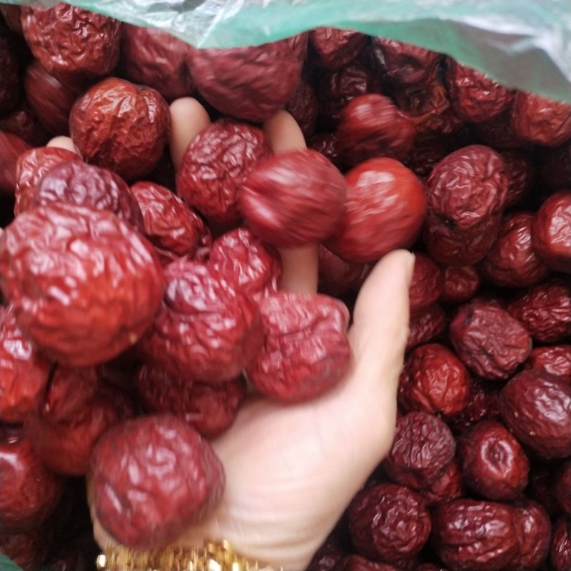 哈密大枣还有一吨多，马上过年亏钱处理了，全拿9元