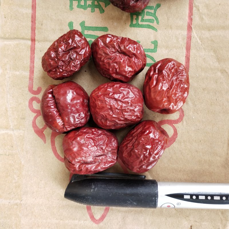 哈密大枣还有一吨多，马上过年亏钱处理了，全拿9元