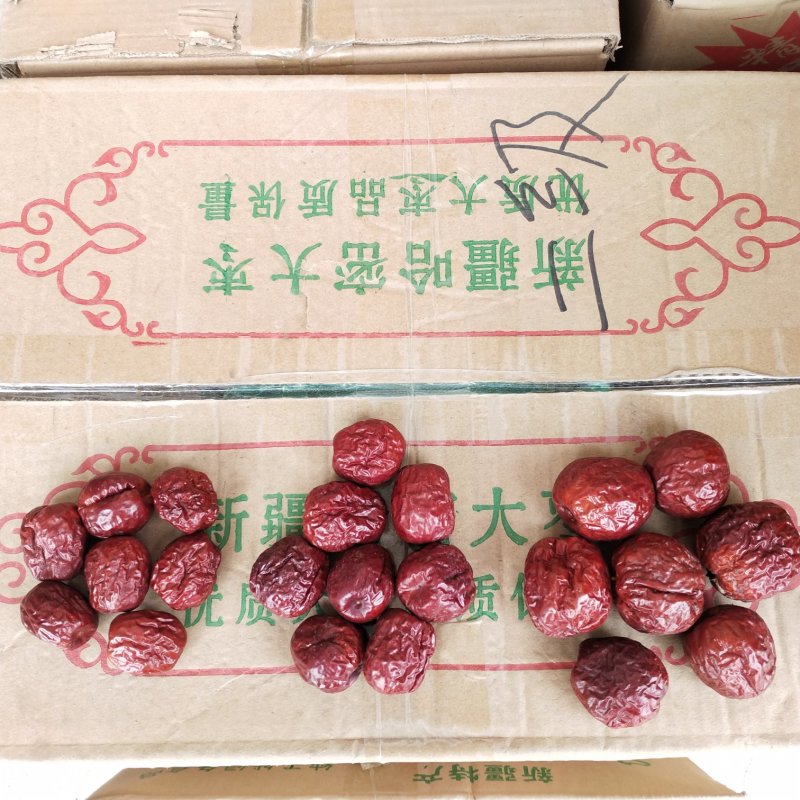 哈密大枣还有一吨多，马上过年亏钱处理了，全拿9元