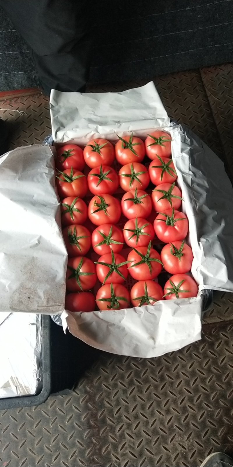 硬粉精品西红柿密蜂授粉自然成熟，产地一手货源量大优惠欢迎
