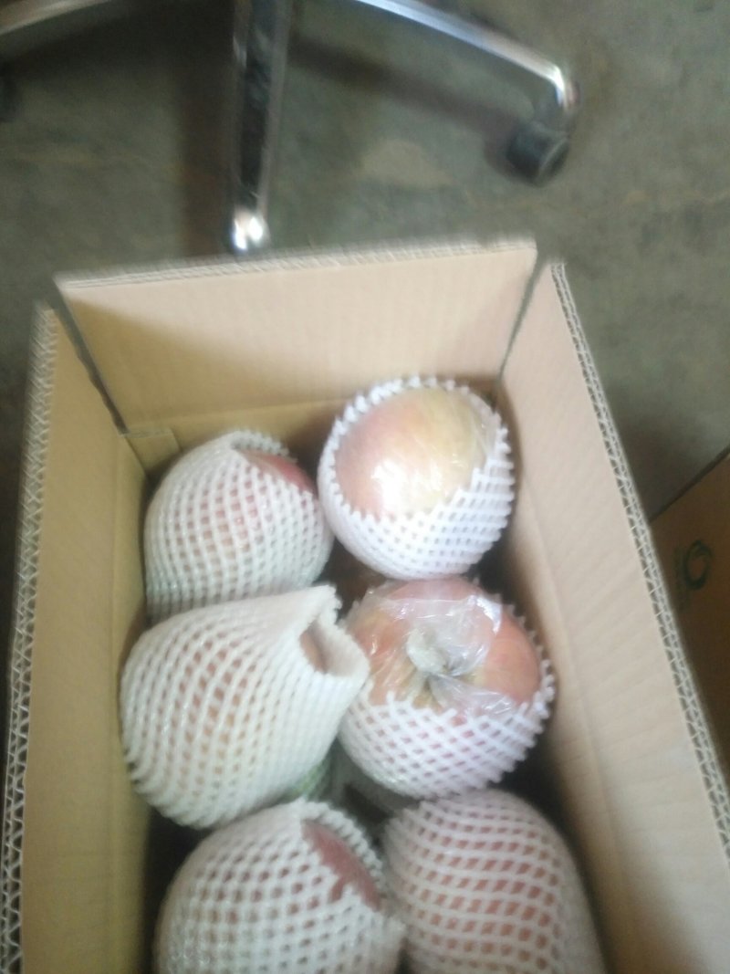 精品纸加膜长枝红富士苹果，自家苹果好吃脆甜。