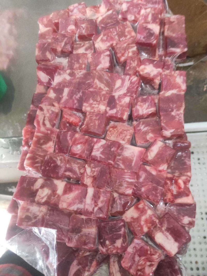 纯牛肉粒，调理，保证纯牛肉，没掺鸭肉，不是纯干的