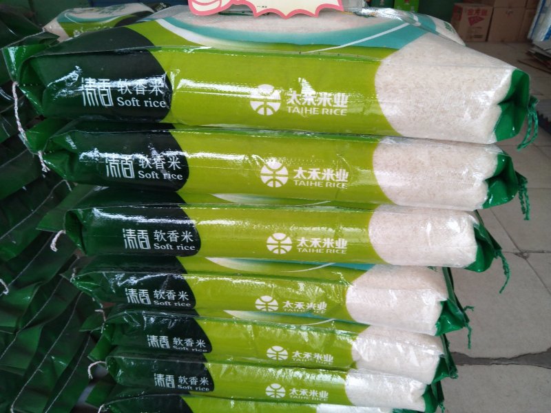 天然洪湖水，清香太禾米，颗粒饱满均称，味道醇香